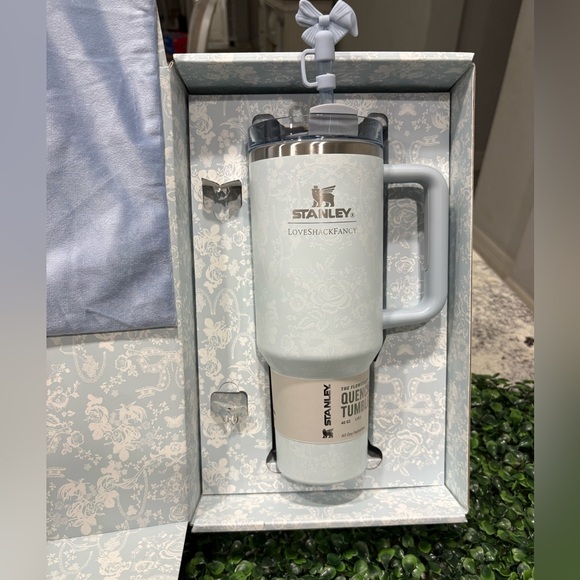 Stanley x LoveShackFancy Holiday
Quencher 40 oz Toscana Toile Alpine Blue - Picture 3 of 3